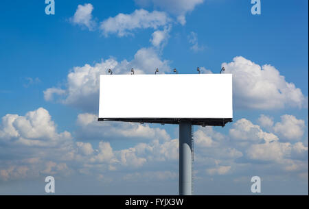 Leeren Plakatwand am blauen Himmel Stockfoto