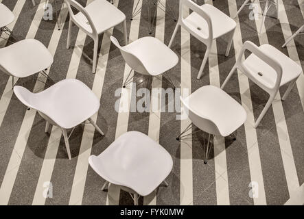 Zeile der weiße Plastikstühle, Ansicht von oben. Stockfoto