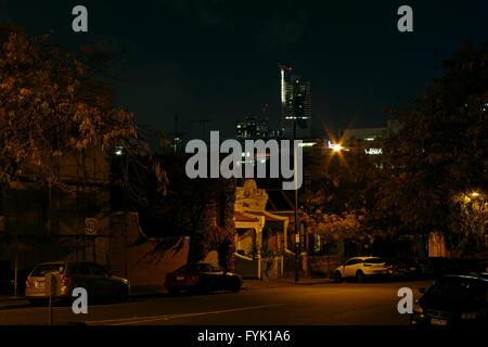 Nachtaufnahme in einer Melbourne-Straße mit Blick auf die Innenstadt. Stockfoto