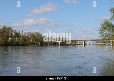 Mirabeau Brücke und Touren-Kathedrale mit Fluss Loire Touren Frankreich April 2016 Stockfoto