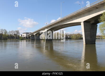 Mirabeau Brücke und Touren-Kathedrale mit Fluss Loire Touren Frankreich April 2016 Stockfoto