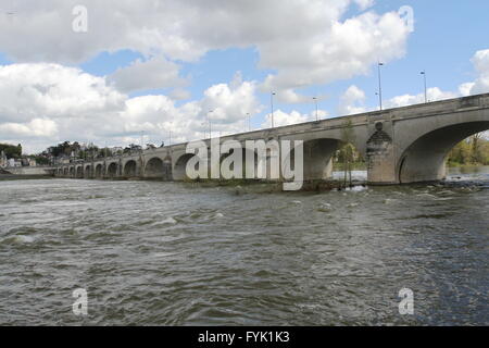 Pont Wilson Pont de Pierre (steinerne Brücke) mit Fluss Loire in Tours France Flut April 2016 Stockfoto