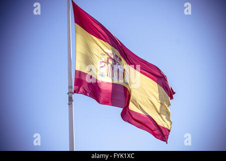 Spanische Nationalflagge. Plaza de Colon in Madrid, Spanien. Stockfoto