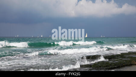 Schönen weißen Segel der Yachten am Horizont Stockfoto