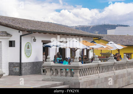 POMASQUI, ECUADOR, Oktober - 2015 - Kolonialstil reichhaltige in Mittelerde Äquatordenkmal Linie in Ecuador. Stockfoto