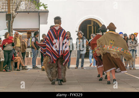 POMASQUI, ECUADOR, Oktober - 2015 - Gruppe, zu einer Ausstellung von traditionellen ecuadorianischen indigener Tanz bei mittleren Ea-Tänzerin Stockfoto