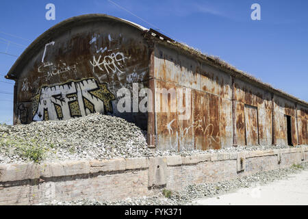 alte verlassene Train Station, rostigen Eisen Wände Stockfoto