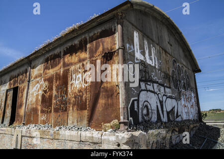 alte verlassene Train Station, rostigen Eisen Wände Stockfoto