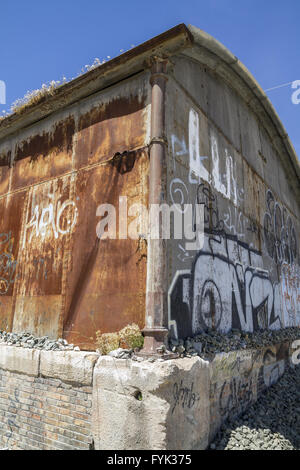 alte verlassene Train Station, rostigen Eisen Wände Stockfoto