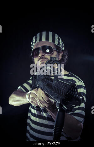 Aufruhr, Gefangene in einem Gefängnis mit einem Maschinengewehr Stockfoto