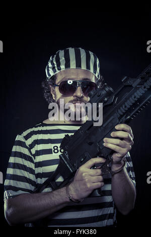 Aufruhr, Gefangene in einem Gefängnis mit einem Maschinengewehr Stockfoto