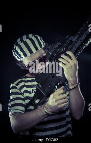 Aufruhr, Gefangene in einem Gefängnis mit einem Maschinengewehr Stockfoto
