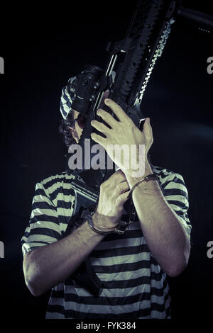Aufruhr, Gefangene in einem Gefängnis mit einem Maschinengewehr Stockfoto