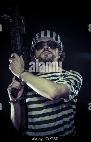 Opposition, Gefangene in einem Gefängnis mit einem Maschinengewehr Stockfoto