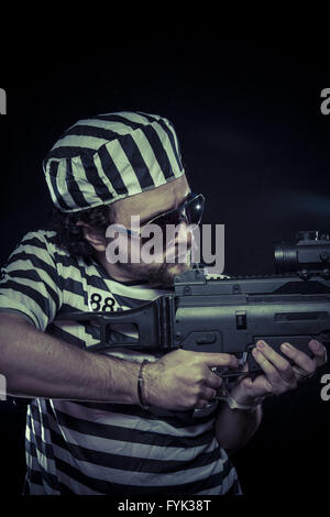 Kampf, Gefangene in einem Gefängnis mit einem Maschinengewehr Stockfoto