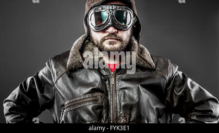 Reisen, Pilotenmütze und Schutzbrillen Motorrad-Vintage-Stil Stockfoto