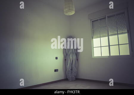 Psychiater, Albtraum-Mann mit rote Maske im leeren Raum Stockfoto