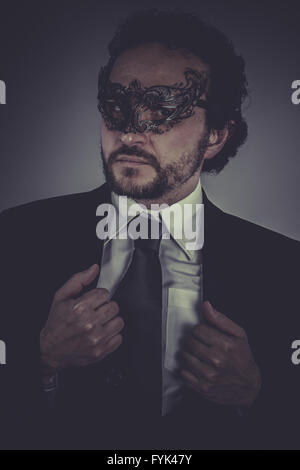 Erwachsenen Porträt des eleganten Geschäftsmann, geheimnisvolle venezianische Maske Stockfoto