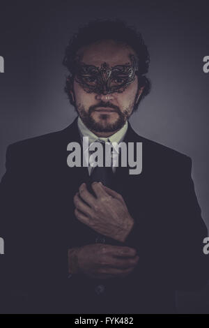 Zuversichtliche, Porträt von eleganten Geschäftsmann, geheimnisvolle venezianische Maske Stockfoto