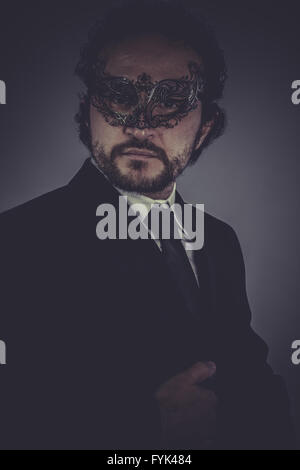 Handsome, Porträt von eleganten Geschäftsmann, geheimnisvolle venezianische Maske Stockfoto