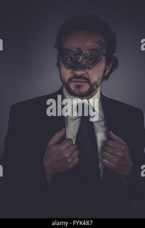 Posieren, Porträt von eleganten Geschäftsmann, geheimnisvolle venezianische Maske Stockfoto