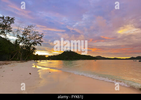 Tropischer Strand Cote d ' or bei Sonnenuntergang - Seychellen Stockfoto