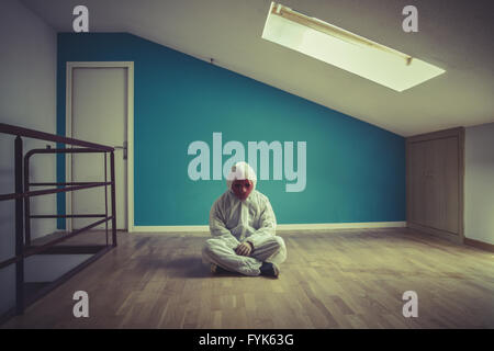 Asyl, Albtraum-Mann mit rote Maske im leeren Raum Stockfoto