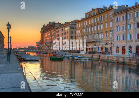 Blick auf den Canal Grande bei Sonnenuntergang in Triest Stockfoto