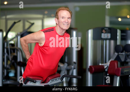 Senioren-Mann in einem Fitnessstudio trainieren Stockfoto