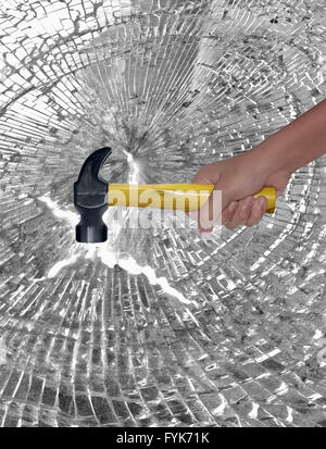 Hammer in Menschenhand schlagen Glas Stockfoto