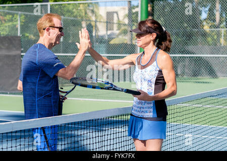Hohe fünf Handshake nach Tennis-Spiel für 2 Personen im Ruhestand Stockfoto