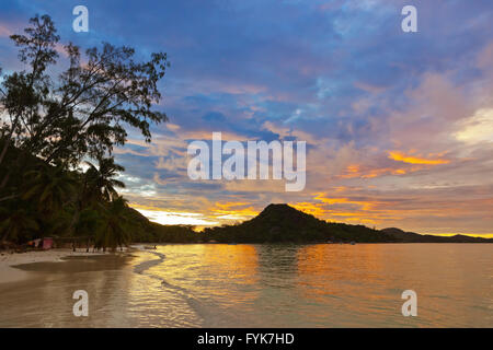 Tropischer Strand Cote d ' or bei Sonnenuntergang - Seychellen Stockfoto