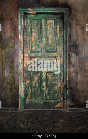 Alte Holztür geschlossen Stockfoto