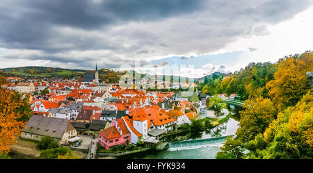 Blick auf die roten Dächer in Cesky Krumlov Stockfoto