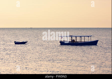 Zwei Boote bei Sonnenaufgang Stockfoto
