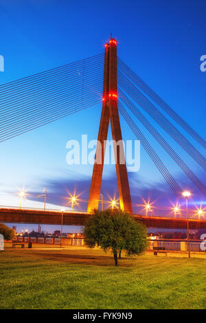 Brücke in Riga in der Nacht Stockfoto