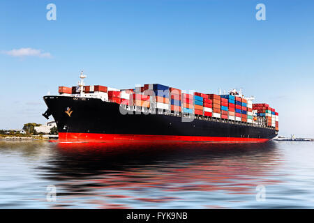 Frachter im Hafen Stockfoto