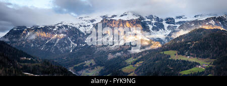 Trübe Sonnenaufgang über Dolomiten Stockfoto