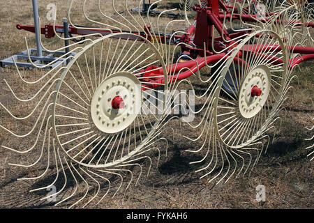 Neue Heu Raker Landmaschinen. Landmaschinen Stockfoto