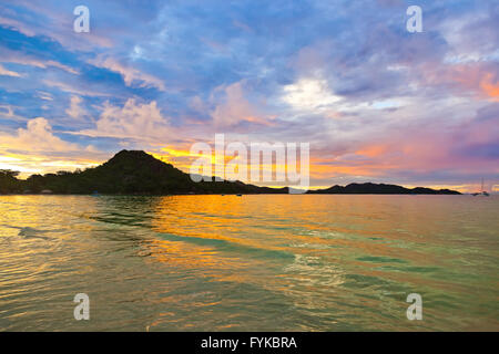 Tropischer Strand Cote d ' or bei Sonnenuntergang - Seychellen Stockfoto