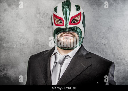 Geschäftsmann wütend mit mexikanischen Wrestler Maske Stockfoto