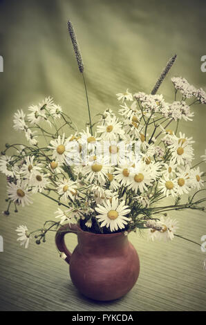 Bouquet von wilden Blumen in einem Tontopf, Nahaufnahme Stockfoto