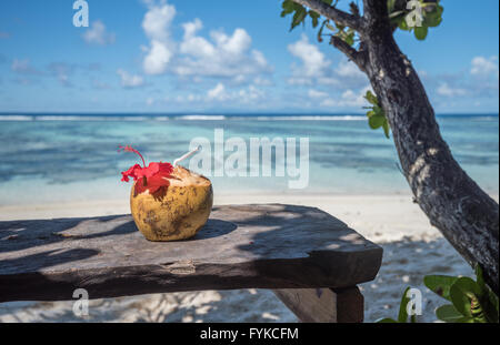 Pina Colada in Kokosnuss am tropischen Strand, Seychellen Stockfoto