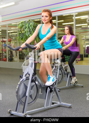 Zwei junge Mädchen, die gymnastischen Übungen in Sporthalle Stockfoto