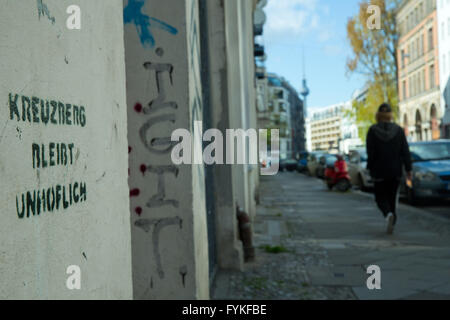 Berlin, Deutschland. 25. April 2016. Der Schriftzug "Kreuzberg bleibt unhöflich" auf einer Wand in Kreuzberg Bezirk von Berlin, Deutschland, 25. April 2016 abgebildet. Foto: Jörg CARSTENSEN/Dpa/Alamy Live News Stockfoto