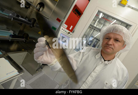 Renningen, Deutschland. 22. April 2016. Ein Bosch-Mitarbeiter zieht einen Wafer aus einer Streichmaschine im Bosch Research Center in Renningen, Deutschland, 22. April 2016. Foto: FRANZISKA KRAUFMANN/Dpa/Alamy Live News Stockfoto