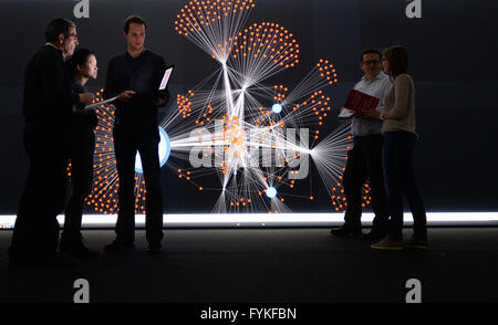 Renningen, Deutschland. 22. April 2016. Bosch-Mitarbeiter stehen vor einer Powerwall Anzeige visualisiert Lieferbeziehungen im Bosch Research Center in Renningen, Deutschland, 22. April 2016. Foto: FRANZISKA KRAUFMANN/Dpa/Alamy Live News Stockfoto