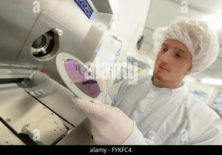 Renningen, Deutschland. 22. April 2016. Ein Bosch-Mitarbeiter zieht einen Wafer aus einem Plasma Radierer im Bosch Research Center in Renningen, Deutschland, 22. April 2016. Foto: FRANZISKA KRAUFMANN/Dpa/Alamy Live News Stockfoto