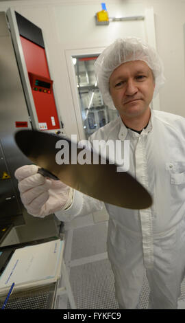 Renningen, Deutschland. 22. April 2016. Ein Bosch-Mitarbeiter zieht einen Wafer aus einer Streichmaschine im Bosch Research Center in Renningen, Deutschland, 22. April 2016. Foto: FRANZISKA KRAUFMANN/Dpa/Alamy Live News Stockfoto