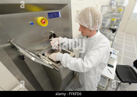 Renningen, Deutschland. 22. April 2016. Ein Bosch-Mitarbeiter zieht einen Wafer aus einem Plasma Radierer im Bosch Research Center in Renningen, Deutschland, 22. April 2016. Foto: FRANZISKA KRAUFMANN/Dpa/Alamy Live News Stockfoto